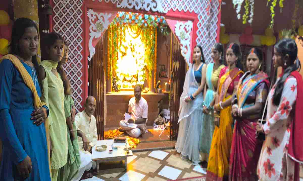 Koderma News: "नन्द के घर आनंद भयो" के जयकारों संग मंदिरों में जन्माष्टमी पर उमड़ी भीड़